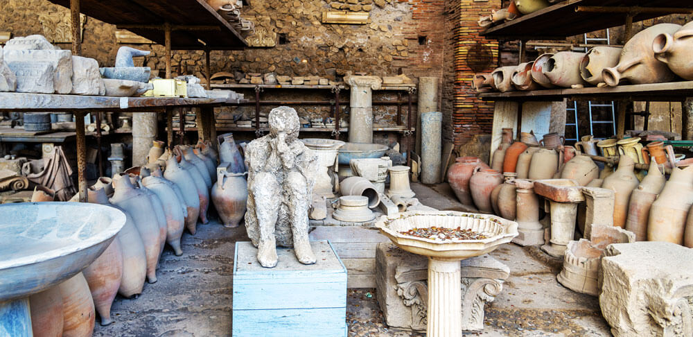  Pompeje - vytvořený odlitek postavy po tragické události 