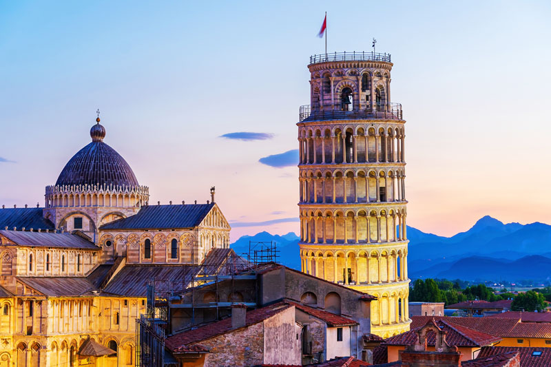 Italské město Pisa a památky šikmá věž večer