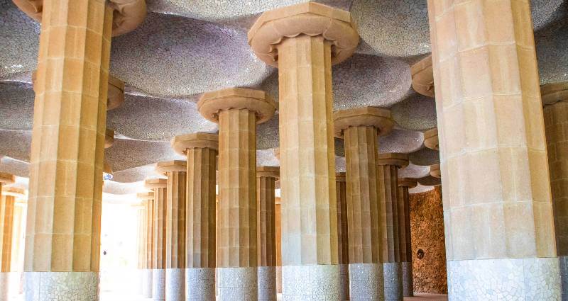 Sloupová síň Hypostyle v Park Güell s barevnými mozaikovými stropy