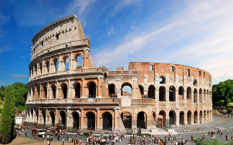 Interiér římského Kolosea – zbytky arény a podzemních chodeb