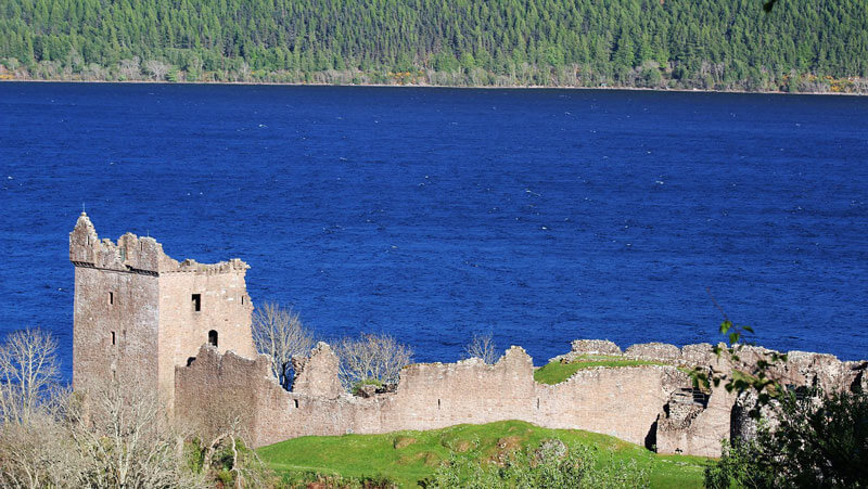 Loch Ness jezero a hrad Urquhart