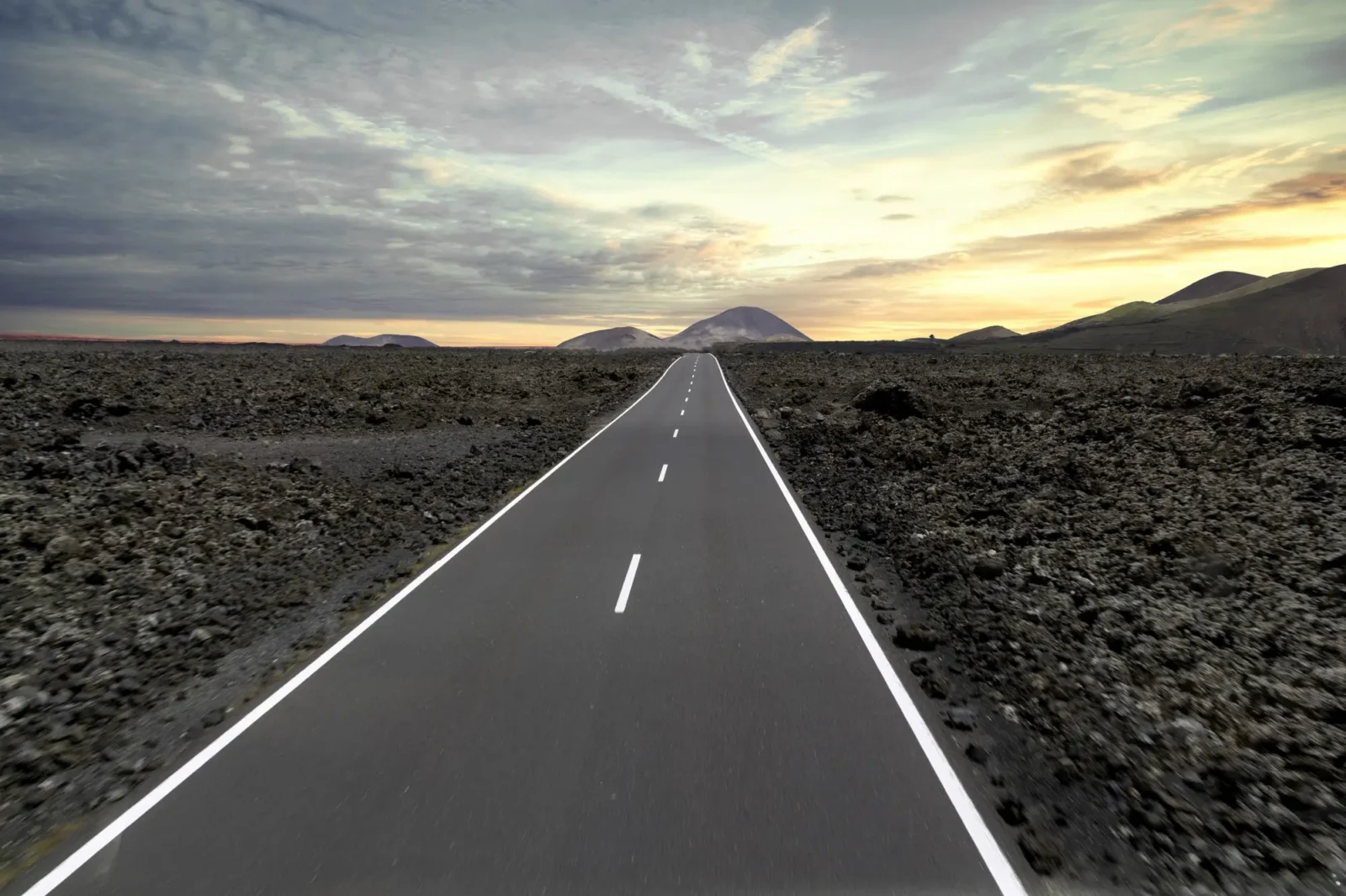 Silnice vedoucí přes lávová pole v národním parku Timanfaya na Lanzarote
