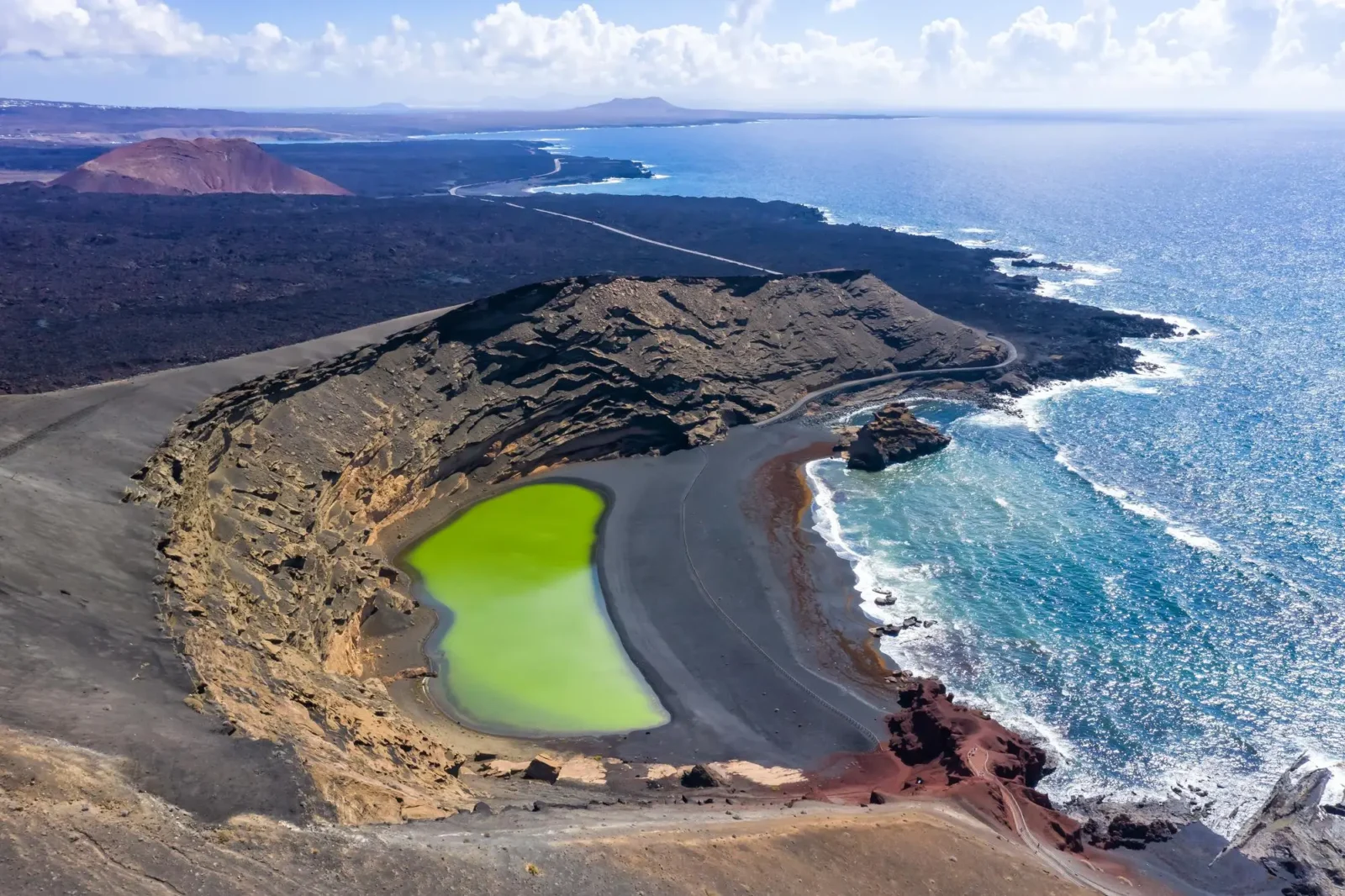 Laguna Verde (Charco de los Clicos) u El Golfo na Lanzarote s výrazně zelenou lagunou, černou vulkanickou pláží a Atlantským oceánem.