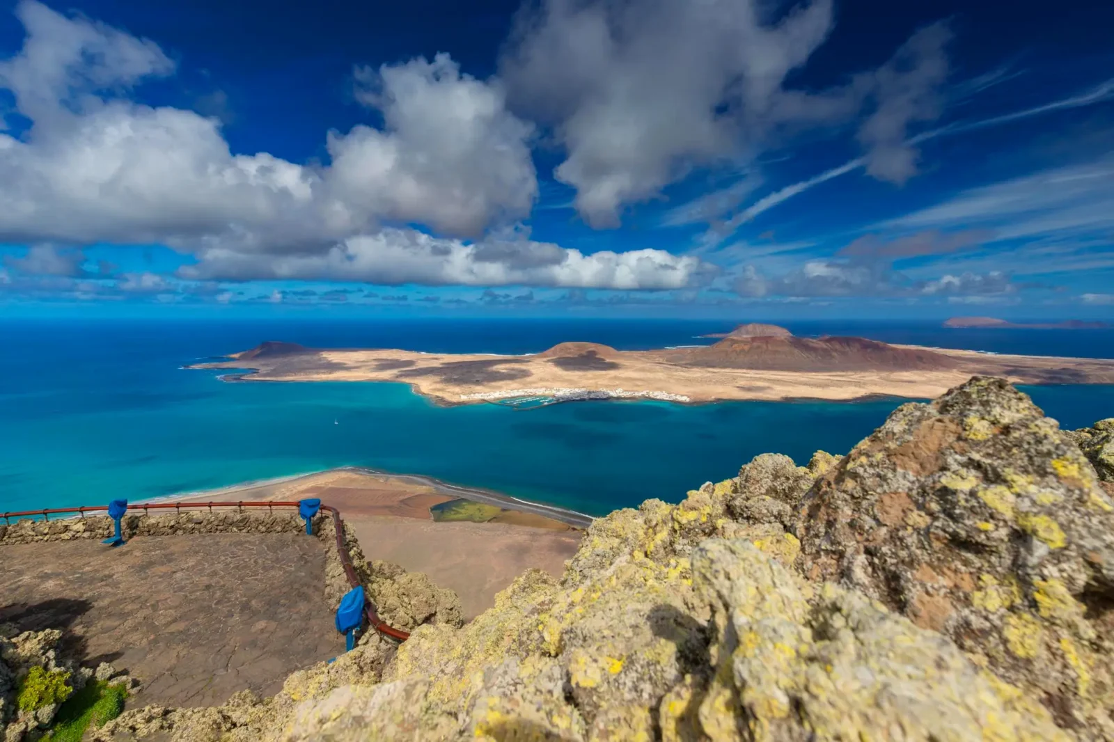 Panoramatický výhled z vyhlídky Mirador del Río na ostrov La Graciosa, Atlantský oceán a vulkanickou krajinu na severu Lanzarote.